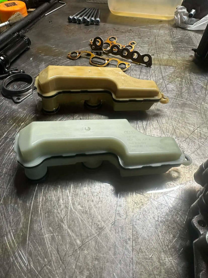 Stare vs nowe korytka olejowe mechatroniki 0CK – porównanie zużycia