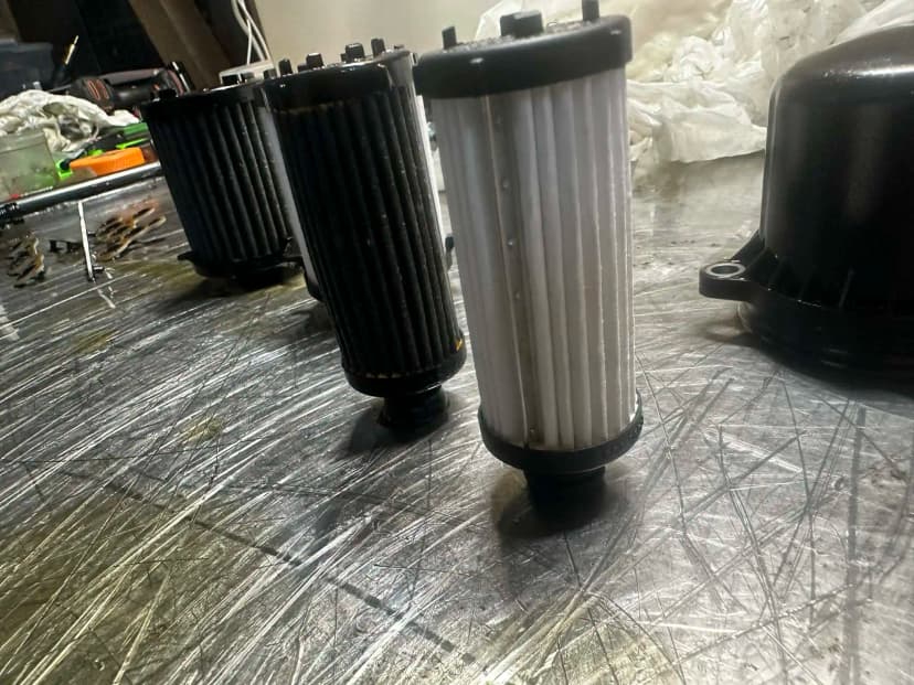 Mechatronika 0CK od spodu – widok uszczelek i kanałów olejowych