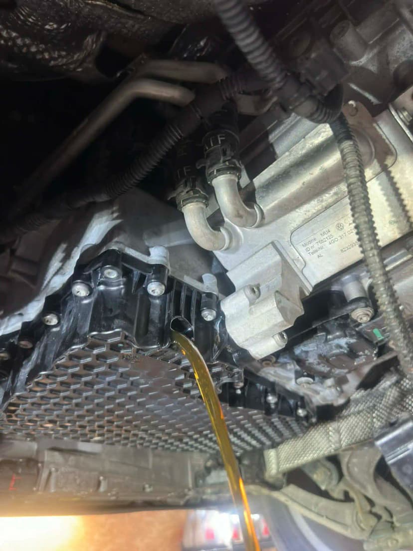 Wnętrze skrzyni 0CK – czysta płyta zaworowa po oczyszczeniu