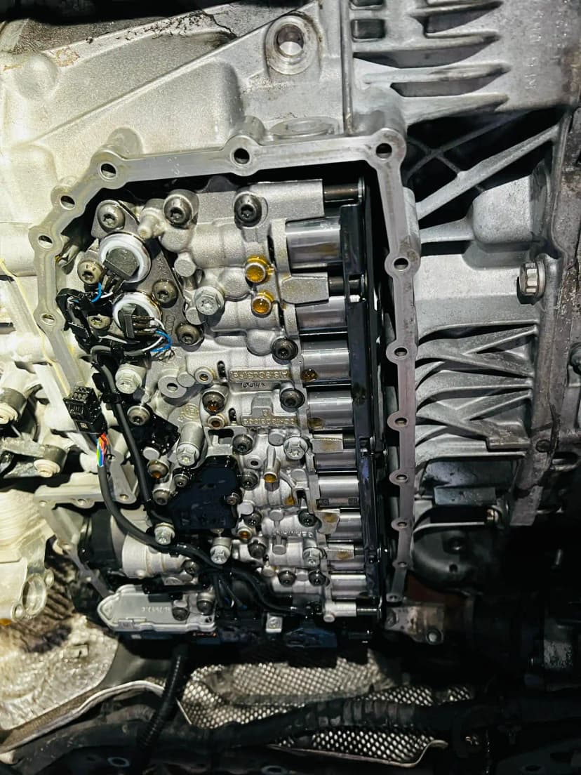 Płyta zaworowa skrzyni 0CK S-Tronic – widok po demontażu mechatroniki