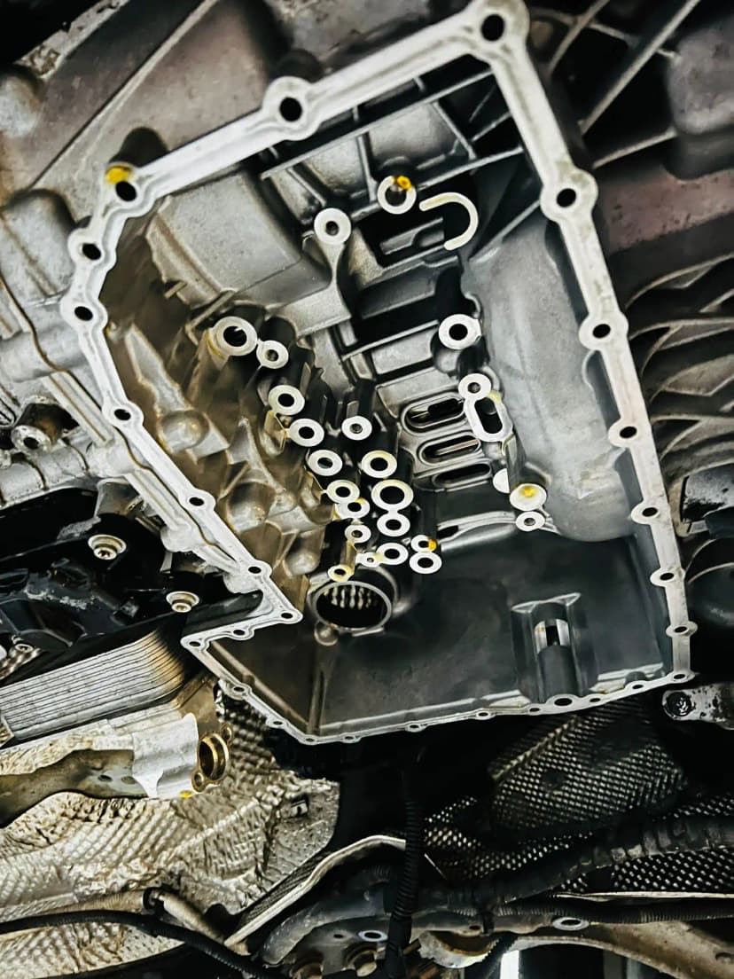 Wnętrze skrzyni 0CK po zdjęciu miski olejowej – płyta zaworowa