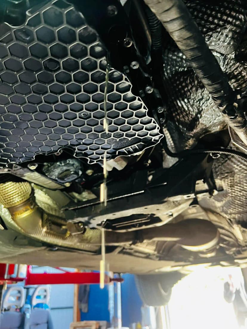 Spuszczanie oleju ze skrzyni S-Tronic 0CK – widok od spodu samochodu