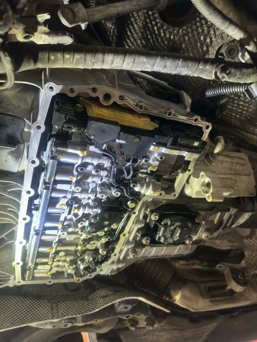 Spuszczanie starego oleju ze skrzyni S-Tronic 0CK DL382