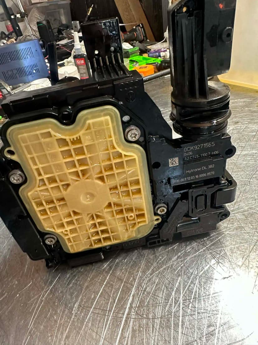 Trzy filtry mechatroniki 0CK – dwa zużyte i jeden nowy do porównania