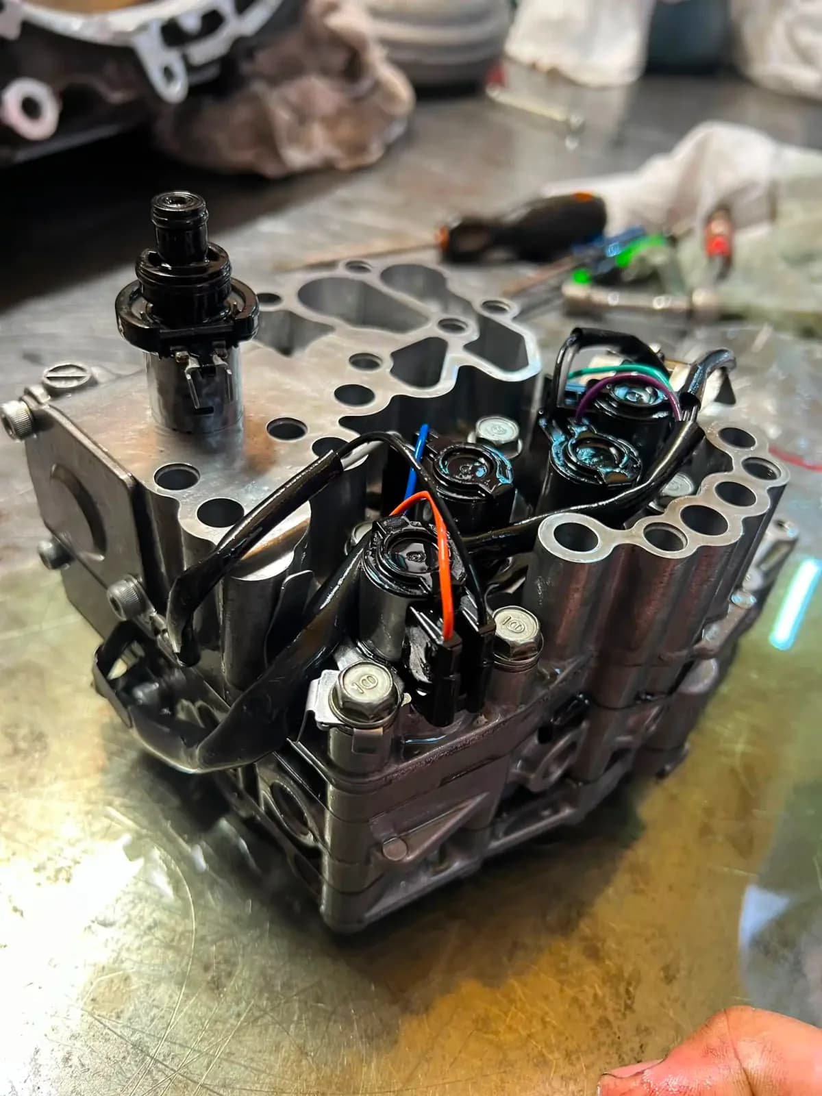 Demontaż elektrozaworu sterowania ciśnieniem ze sterownika hydraulicznego Subaru CVT