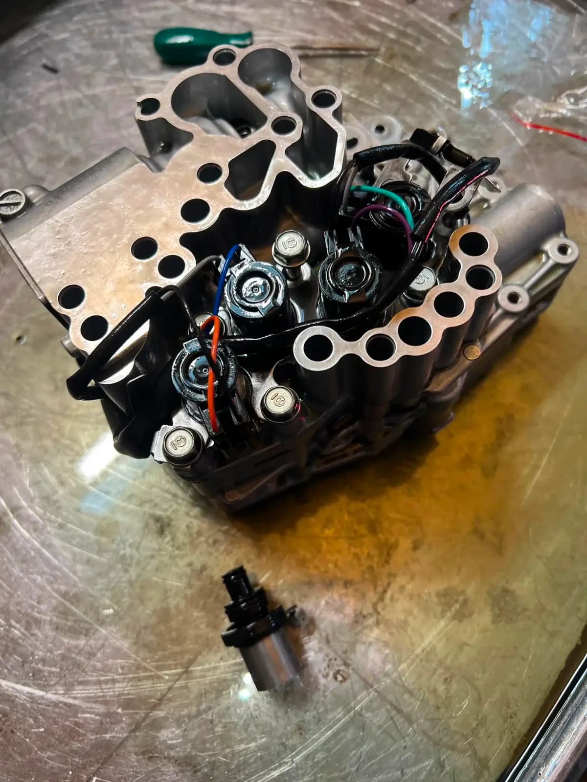 Elektrozawór wyjęty z korpusu zaworowego skrzyni CVT Subaru Lineartronic