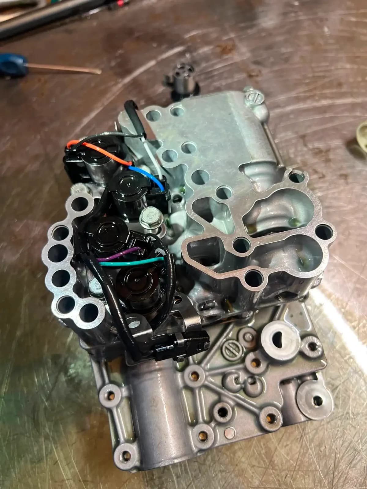 Korpus zaworowy CVT Subaru Lineartronic – widok boczny na pakiet elektrozaworów