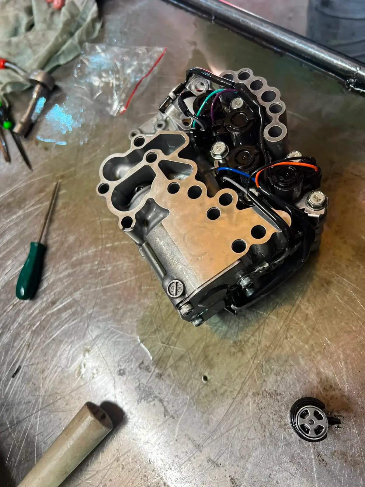 Płyta separacyjna i kanały hydrauliczne sterownika skrzyni CVT Subaru Lineartronic