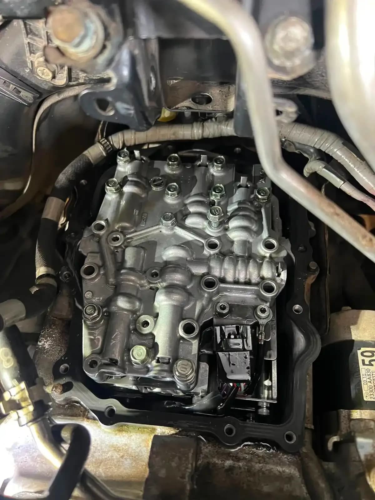 Sterownik hydrauliczny skrzyni CVT Subaru widoczny w pojeździe po zdjęciu miski olejowej