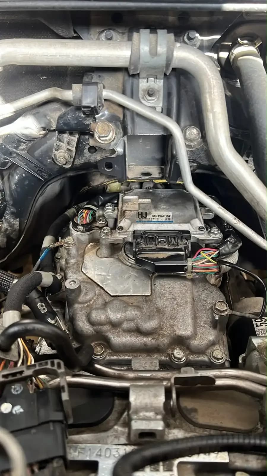Moduł sterujący TCM przykręcony do korpusu skrzyni CVT Subaru Lineartronic