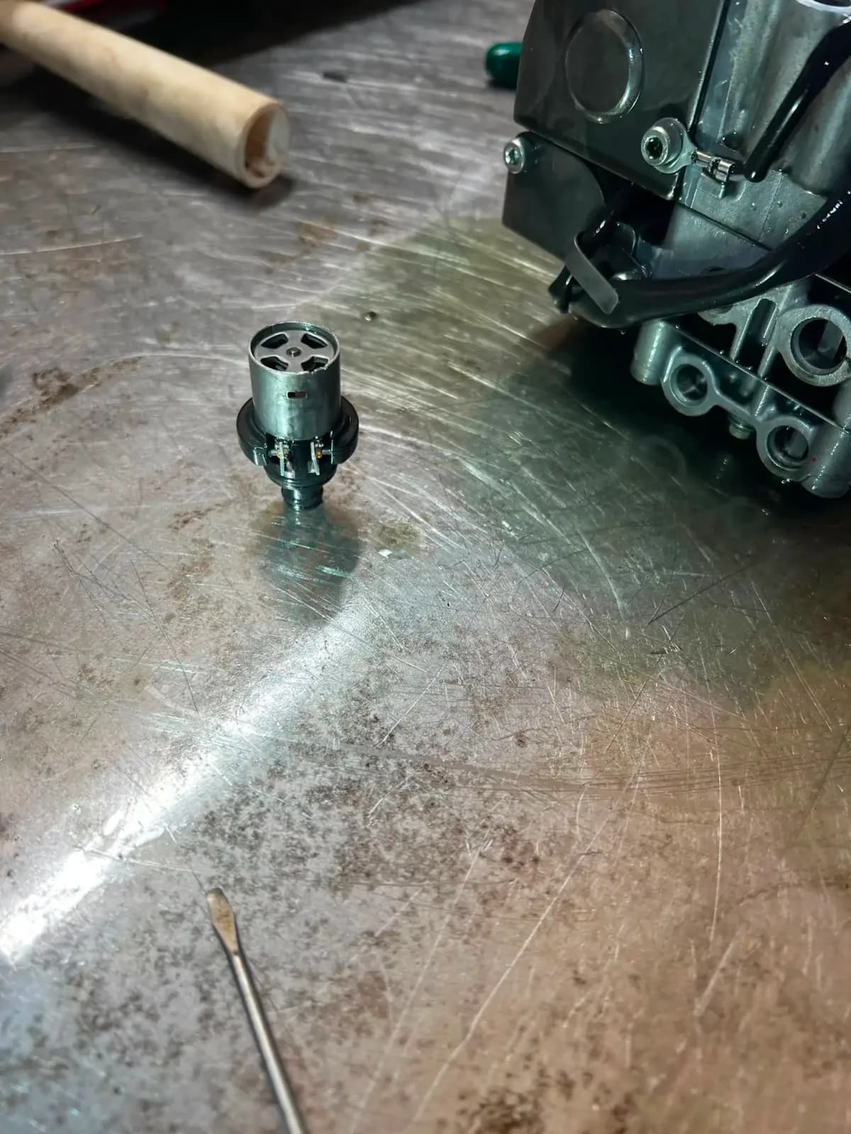 Zbliżenie na uszkodzony elektrozawór ze sterownika hydraulicznego CVT Subaru