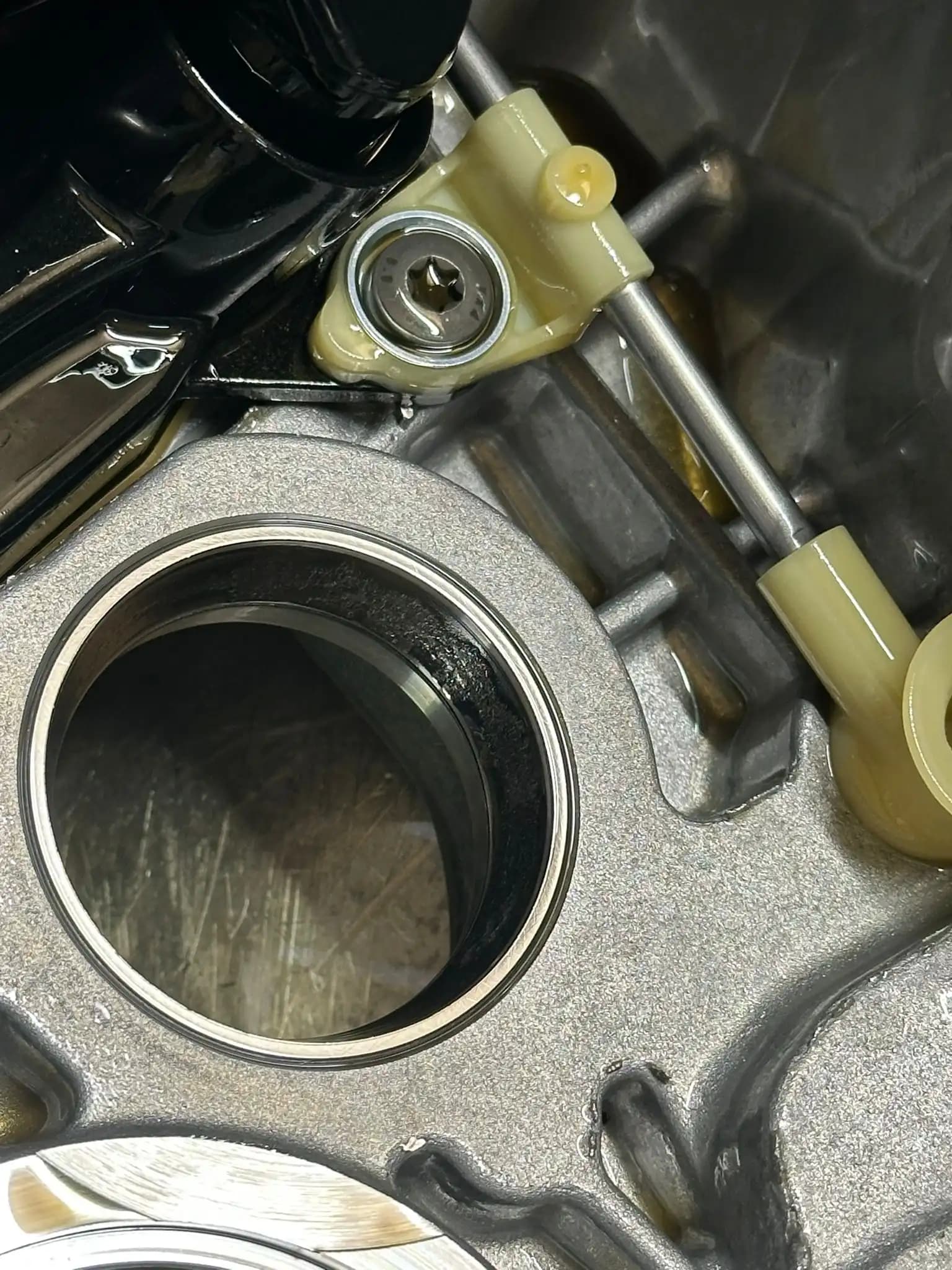 DQ250 02E – gniazdo łożyska w obudowie skrzyni po demontażu