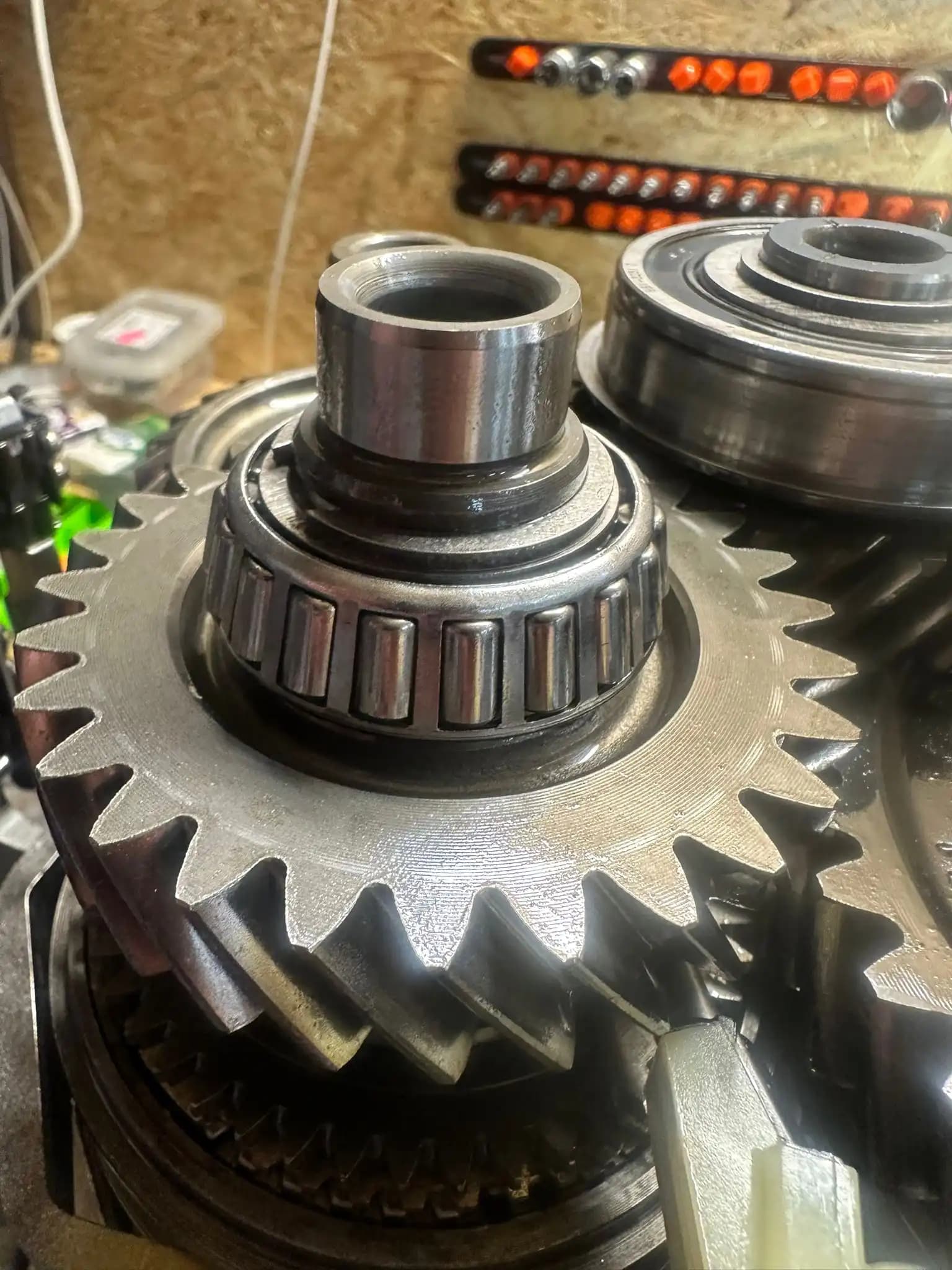 Zbliżenie na łożysko stożkowe dyferencjału skrzyni DQ250 DSG