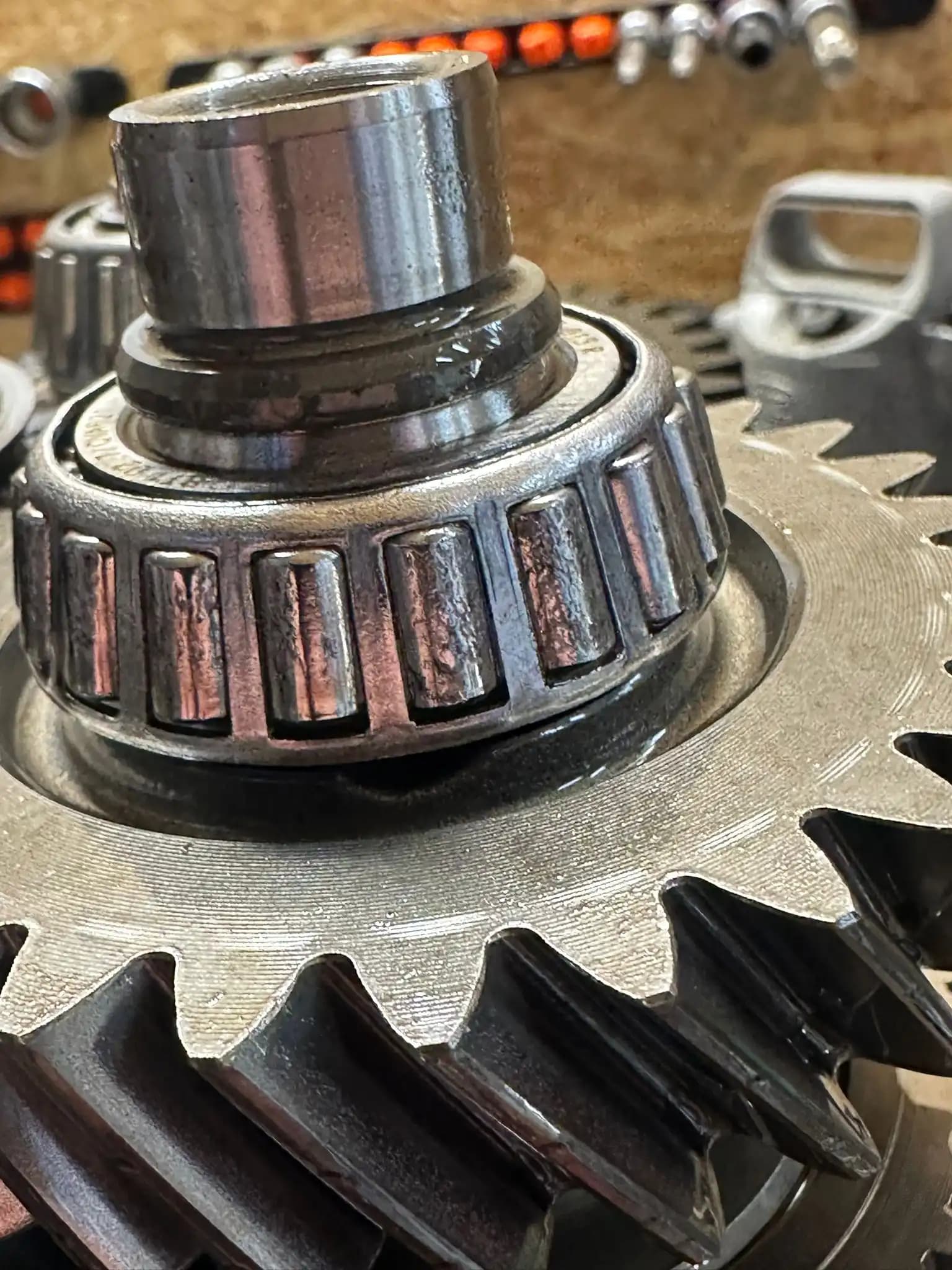 Łożysko stożkowe na kole zębatym skrzyni DQ250 DSG – zbliżenie