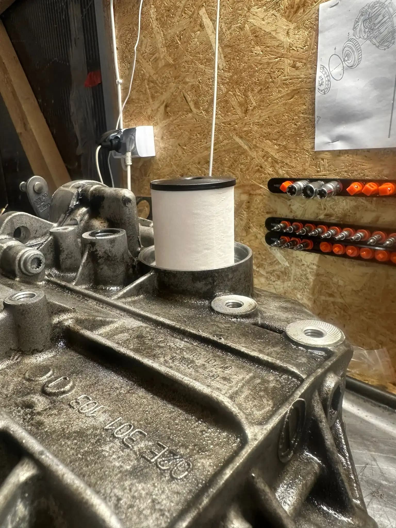 Obudowa skrzyni DQ250 02E z akumulatorem ciśnienia – widok na korpus