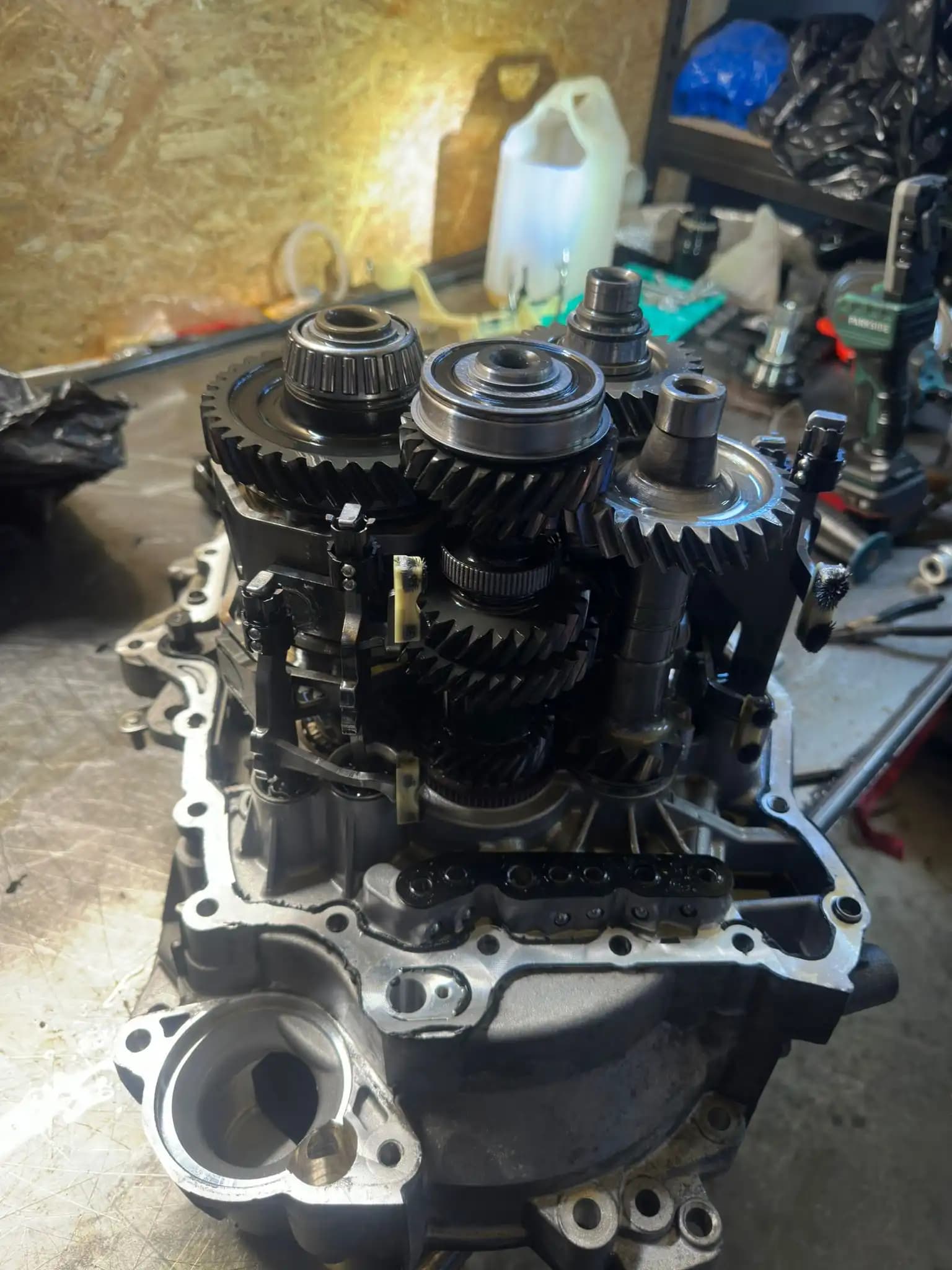 Skrzynia DQ250 02E po rozbiórce – widok boczny mechanizmu