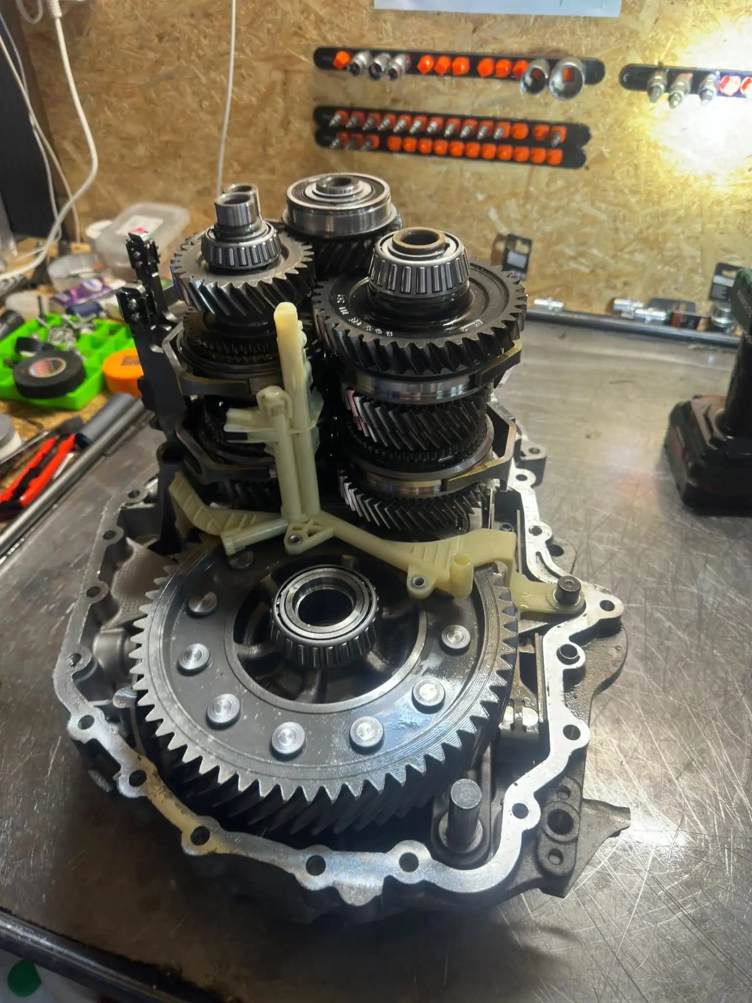 Wałki i dyferencjał skrzyni DQ250 02E – widok boczny