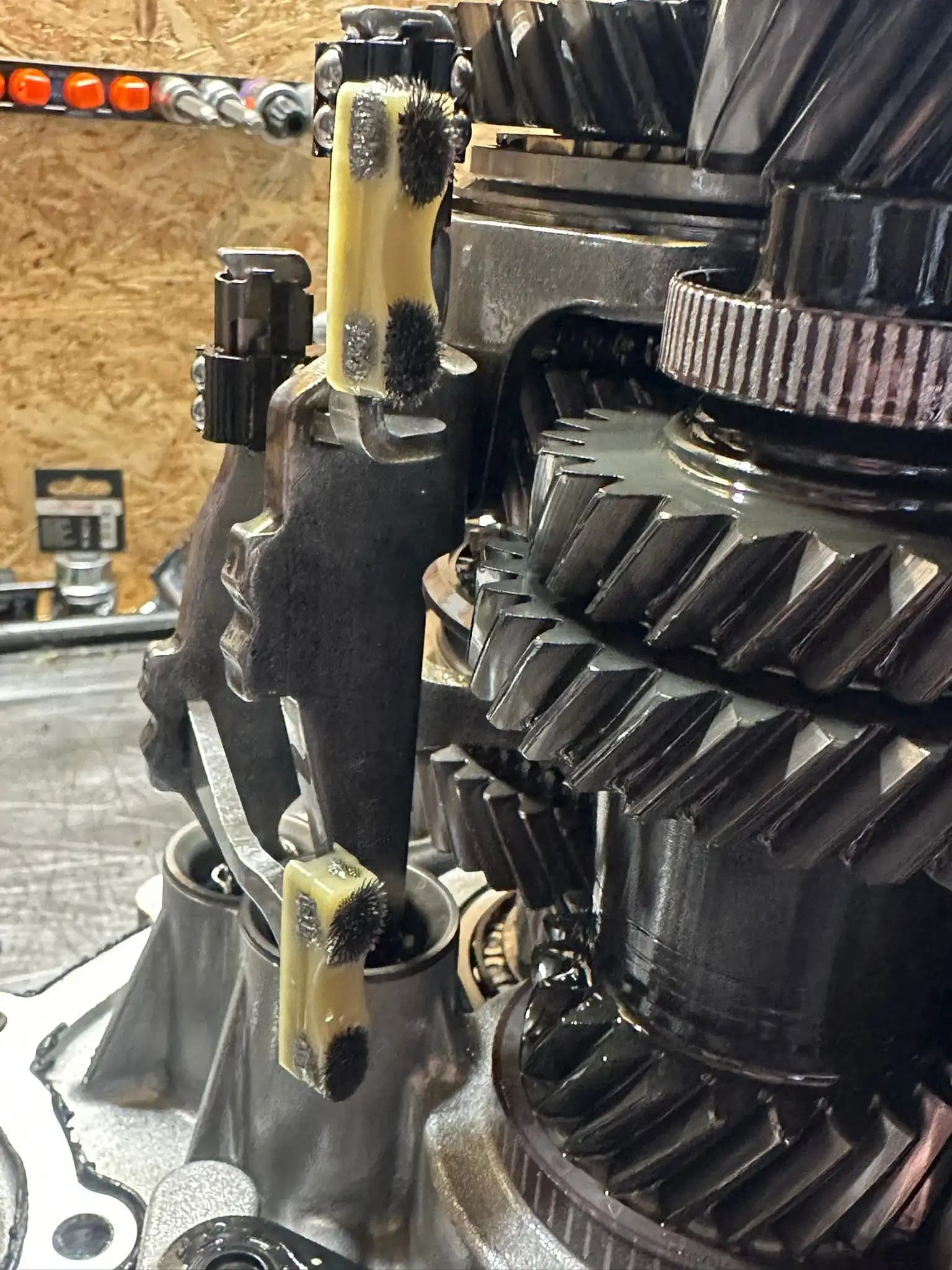 Widełki przesuwne i koła zębate skrzyni DQ250 DSG – widok z boku