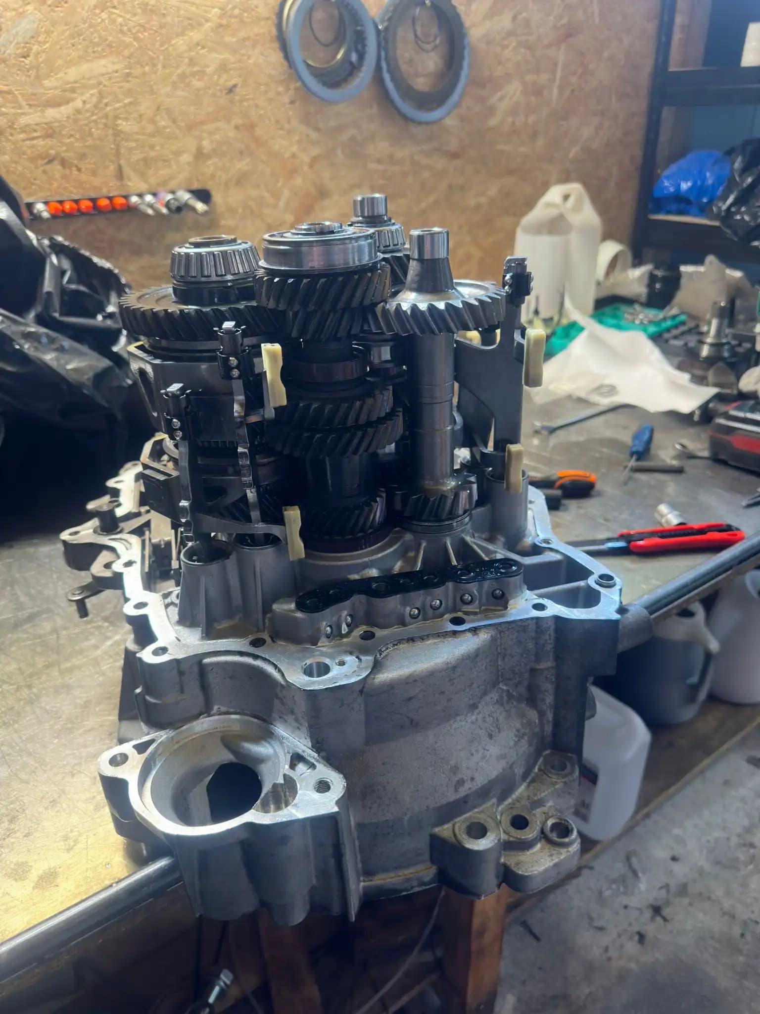 Wnętrze skrzyni DQ250 DSG po kompletnym demontażu – regeneracja w warsztacie