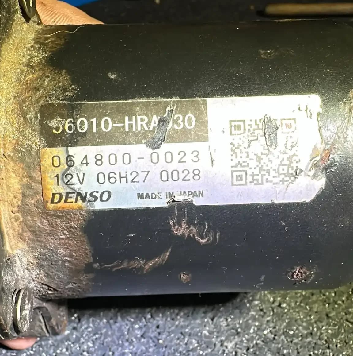 Tabliczka znamionowa pompy pomocniczej Lexus GS450h – numer Denso 56010-HRA030, numer wewnętrzny Denso 064800-0023, 12 V